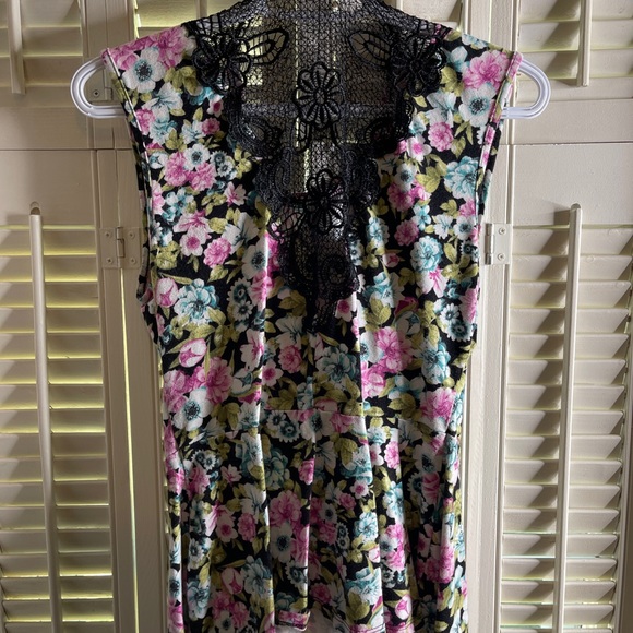 Floral top with black lace back - Picture 2 of 2
